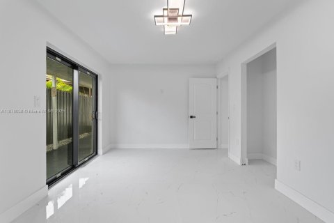Casa en venta en Miami, Florida, 4 dormitorios, 187.94 m2 № 1923480 - foto 17