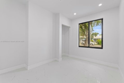 Casa en venta en Miami, Florida, 4 dormitorios, 187.94 m2 № 1923480 - foto 13