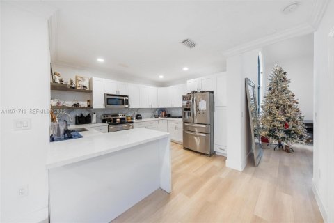 Villa ou maison à vendre à Miami, Floride: 4 chambres, 229.1 m2 № 2033471 - photo 17