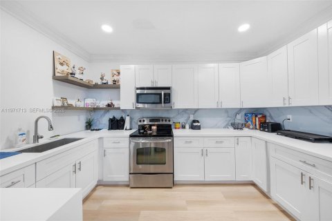 Villa ou maison à vendre à Miami, Floride: 4 chambres, 229.1 m2 № 2033471 - photo 19