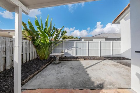 Villa ou maison à vendre à Miami, Floride: 4 chambres, 229.1 m2 № 2033471 - photo 26