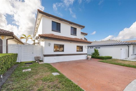 Villa ou maison à vendre à Miami, Floride: 4 chambres, 229.1 m2 № 2033471 - photo 2
