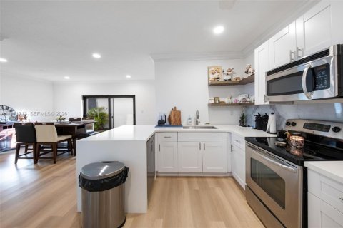 Villa ou maison à vendre à Miami, Floride: 4 chambres, 229.1 m2 № 2033471 - photo 18