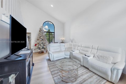 Villa ou maison à vendre à Miami, Floride: 4 chambres, 229.1 m2 № 2033471 - photo 12