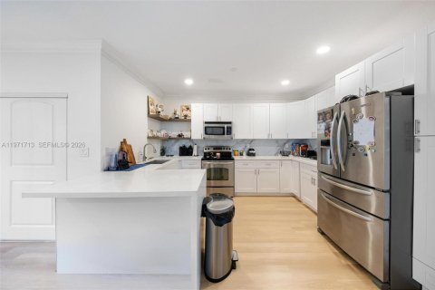 Villa ou maison à vendre à Miami, Floride: 4 chambres, 229.1 m2 № 2033471 - photo 16