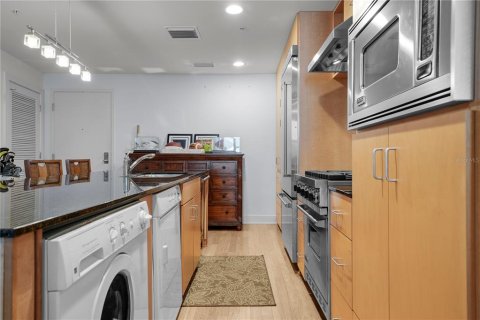Condo in Tampa, Florida, 1 bedroom  № 1205350 - photo 11