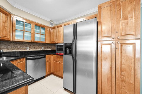 Condo in Miami Beach, Florida, 2 bedrooms  № 1992151 - photo 15