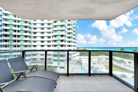 Condo in Miami Beach, Florida, 2 bedrooms  № 1992151 - photo 2
