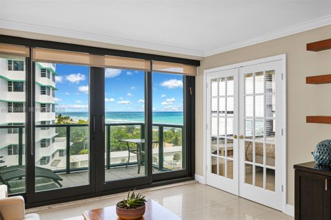 Condo in Miami Beach, Florida, 2 bedrooms  № 1992151 - photo 1