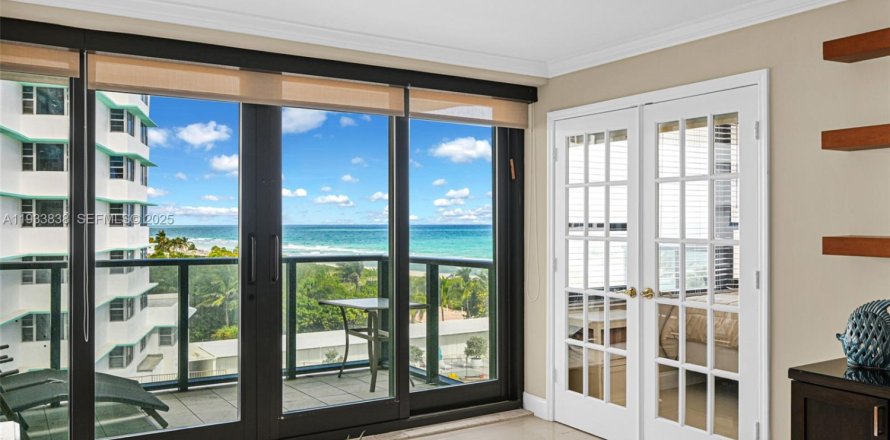 Condo in Miami Beach, Florida, 2 bedrooms  № 1992151