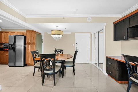 Condo in Miami Beach, Florida, 2 bedrooms  № 1992151 - photo 13