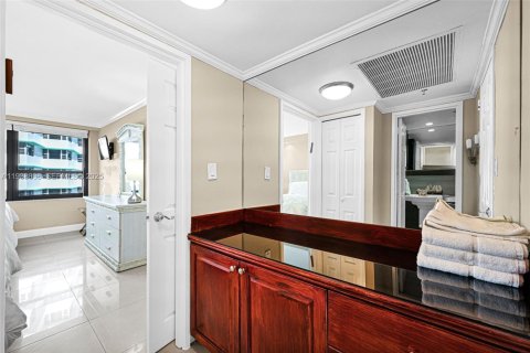Condo in Miami Beach, Florida, 2 bedrooms  № 1992151 - photo 6