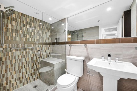 Condo in Miami Beach, Florida, 2 bedrooms  № 1992151 - photo 11