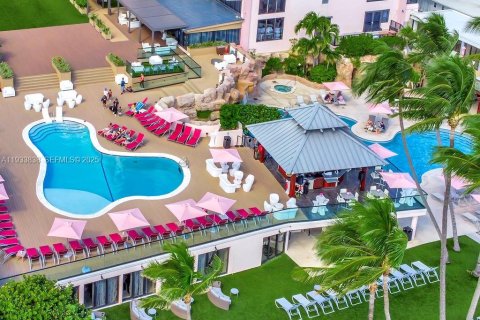 Condo in Miami Beach, Florida, 2 bedrooms  № 1992151 - photo 24