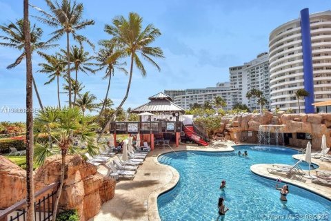 Condo in Miami Beach, Florida, 2 bedrooms  № 1992151 - photo 21