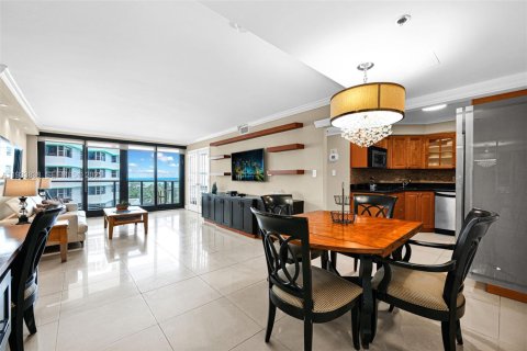 Condo in Miami Beach, Florida, 2 bedrooms  № 1992151 - photo 12