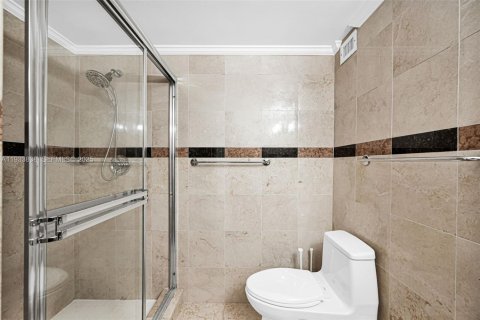 Condo in Miami Beach, Florida, 2 bedrooms  № 1992151 - photo 9