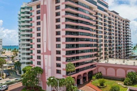 Condo in Miami Beach, Florida, 2 bedrooms  № 1992151 - photo 25