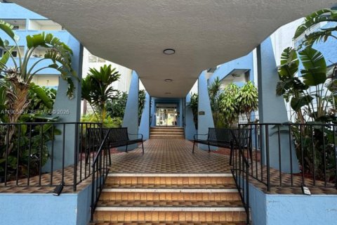 Condo in Miami, Florida, 2 bedrooms  № 2027060 - photo 2