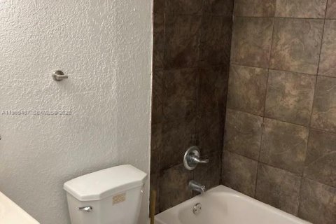 Condo in Miami, Florida, 2 bedrooms  № 2027060 - photo 10