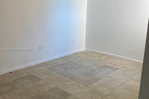 Condo in Miami, Florida, 2 bedrooms  № 2027060 - photo 4