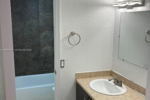 Condo in Miami, Florida, 2 bedrooms  № 2027060 - photo 12