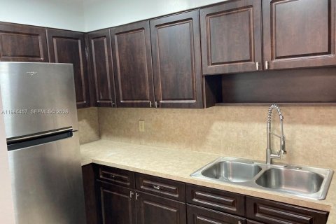 Condo in Miami, Florida, 2 bedrooms  № 2027060 - photo 7