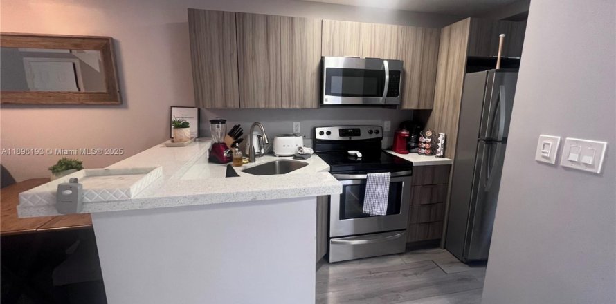 Кондоминиум с 1 спальней в Майами, Флорида № 1952281