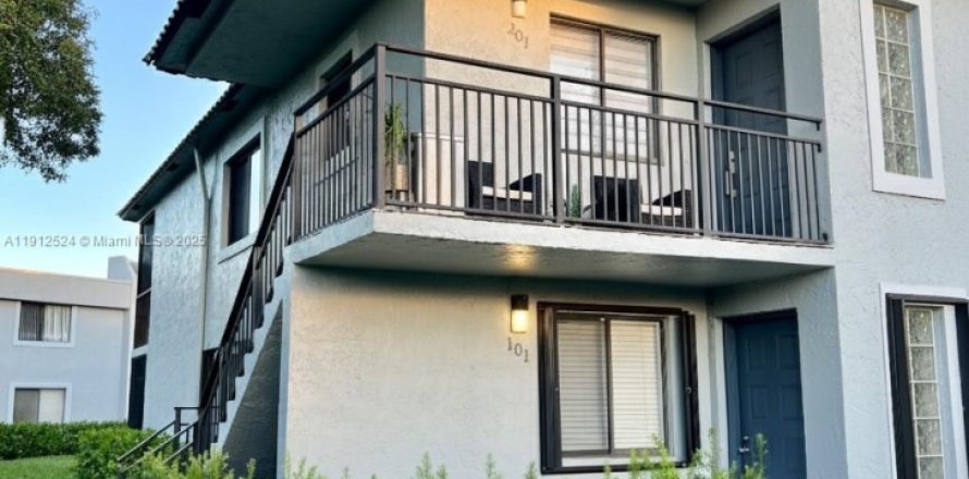 Condo in Weston, Florida, 2 bedrooms  № 1973561