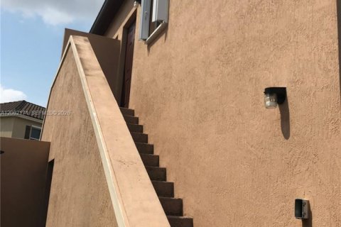 Commercial property in Miami, Florida 46.45 sq.m. № 2067666 - photo 2