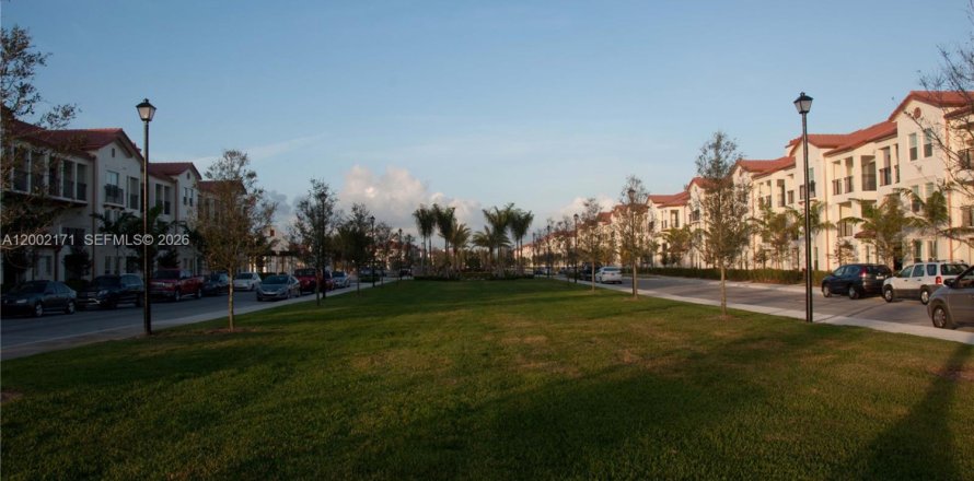 Commercial property in Miami, Florida 46.45 sq.m. № 2067666