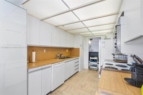 Condo in Miami, Florida, 3 bedrooms № 2017677 - photo 13