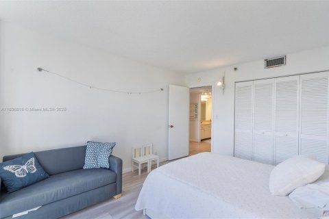 Condo in Miami, Florida, 3 bedrooms № 2017677 - photo 25