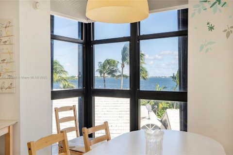 Condo in Miami, Florida, 3 bedrooms № 2017677 - photo 12