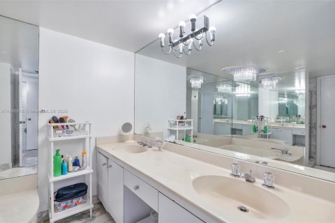 Condo in Miami, Florida, 3 bedrooms № 2017677 - photo 30