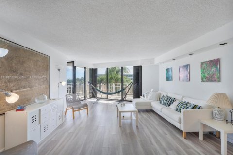 Condo in Miami, Florida, 3 bedrooms № 2017677 - photo 5