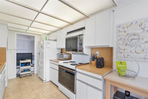 Condo in Miami, Florida, 3 bedrooms № 2017677 - photo 16