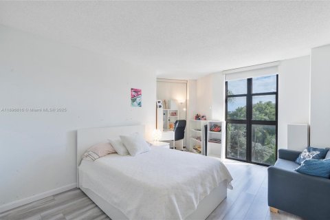 Condo in Miami, Florida, 3 bedrooms № 2017677 - photo 23