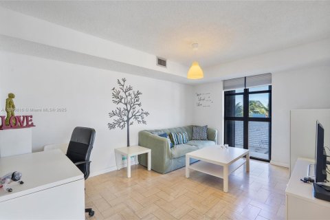 Condo in Miami, Florida, 3 bedrooms № 2017677 - photo 17