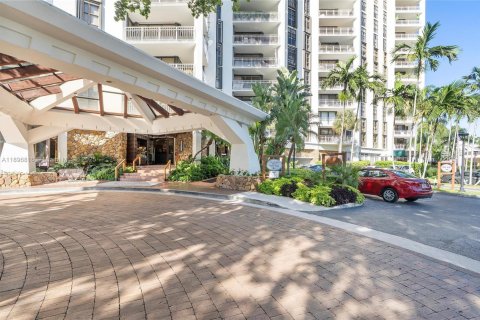Condo in Miami, Florida, 3 bedrooms № 2017677 - photo 3