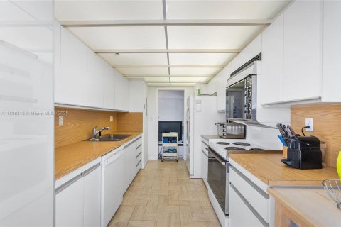 Condo in Miami, Florida, 3 bedrooms № 2017677 - photo 14