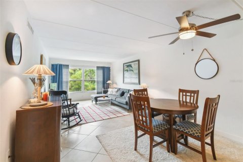 Condo in Largo, Florida, 2 bedrooms  № 1351133 - photo 17