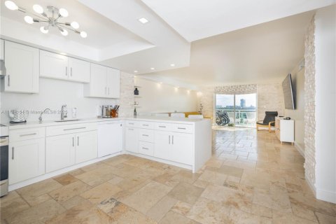 Condominio en venta en Hallandale Beach, Florida, 2 dormitorios, 106.74 m2 № 1763646 - foto 1