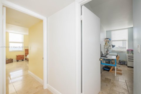 Condominio en venta en Hallandale Beach, Florida, 2 dormitorios, 106.74 m2 № 1763646 - foto 21
