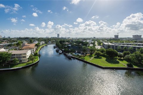 Condominio en venta en Hallandale Beach, Florida, 2 dormitorios, 106.74 m2 № 1763646 - foto 2
