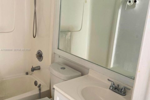 Condominio en alquiler en Miami, Florida, 2 dormitorios, 74.32 m2 № 2029864 - foto 5