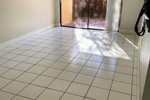 Condominio en alquiler en Miami, Florida, 2 dormitorios, 74.32 m2 № 2029864 - foto 3