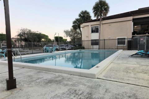 Condominio en alquiler en Miami, Florida, 2 dormitorios, 74.32 m2 № 2029864 - foto 10