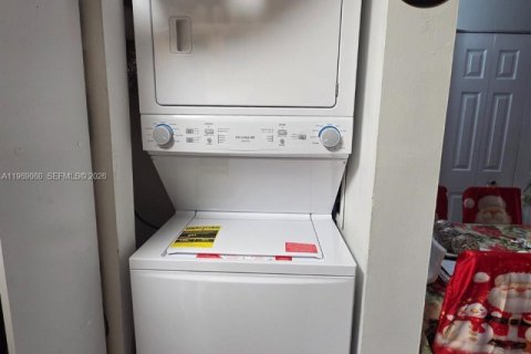 Condominio en alquiler en Miami, Florida, 2 dormitorios, 74.32 m2 № 2029864 - foto 9