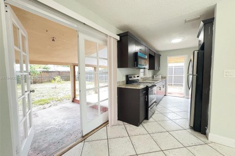 Villa ou maison à louer à Hollywood, Floride: 2 chambres, 105.82 m2 № 2001941 - photo 7